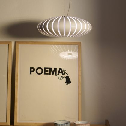 Maranga, une suspension munie d’un abat-jour constitué de 32 lamelles en forme de tranche qui s’emboitent en laissant passer la lumière par ses fentes