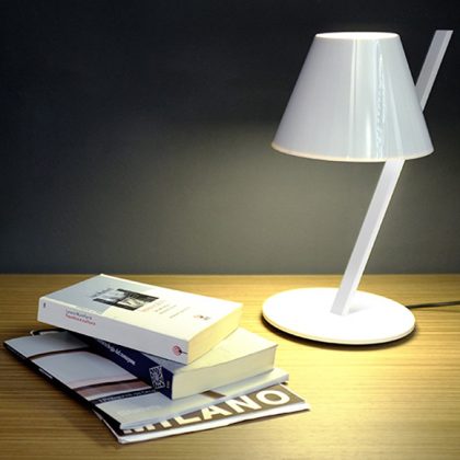 La Petite Artemide lampe de table est une composition de formes simples associée à des matériaux technologiquement avancés de géométrie originale.