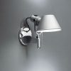 Tolomeo Spot Wall, murale en aluminium abat-jour directionnel et ampoule interchangeable, elle est offerte en deux taille , classique et micro. 