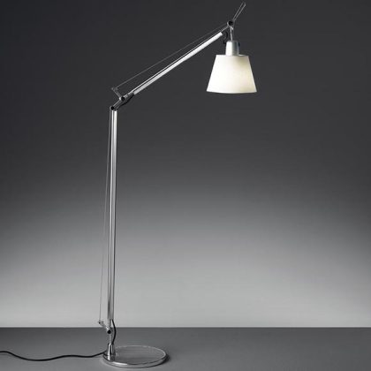 Élément de décoration exceptionnel, la Tolomeo est utile partout où l'on souhaite un éclairage d'appoint pour lire ou simplement pour l'ambiance chaleureuse.