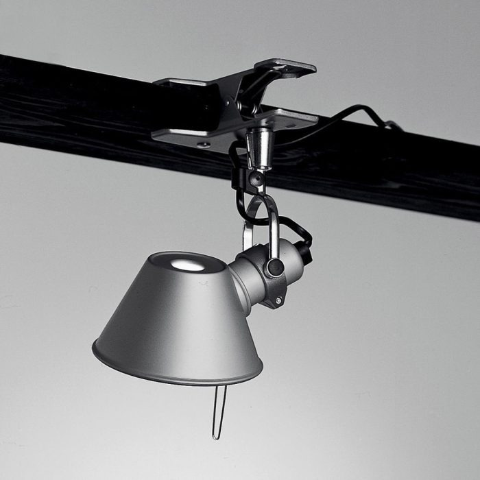 tolomeo-clip-spot-light-3.jpg Tolomeo Clip Spot, est une lampe d'appoint à clip avec cordon électrique enfichable, facile à brancher partout dans la maison.
