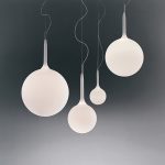 Castore d'Artemide est luminaire suspendu, fait de verre soufflé blanc opaque, assurant une diffusion tres douce de la lumière. disponible en quatre tailles.