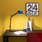 Tolomeo une lampe devenue une icône de design, la version bicolor disponible en format Micro est une édition limitée offerte en plusieurs couleurs pop.