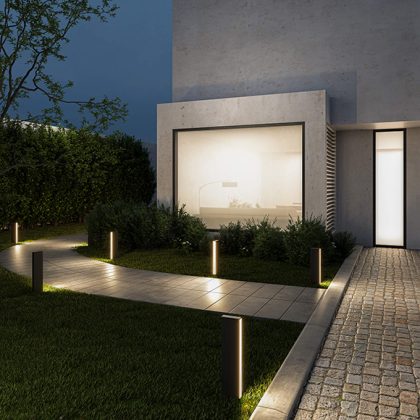 Column Bollard DEL, une borne rectangulaire robuste qui présente un design minimaliste avec fini noir mat et lentille givrée.