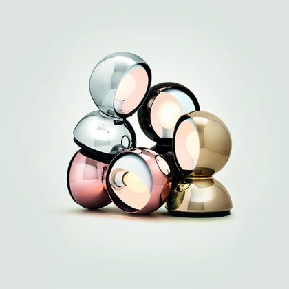 Eclisse, lampe de table Artemide icone de design Italien pouvant fournir une lumière directe ou diffuse. Disponible en plusieurs finis.